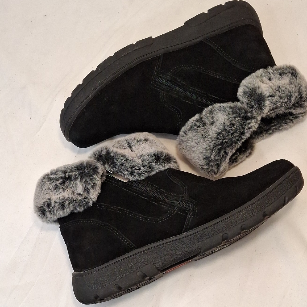 Khombu Black Suede W/ Gray Fur Winter Ankle Boots. Lightly Worn. Double Zippers.